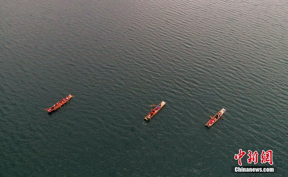 مجموعة صور: جمال مناظر الخريف على ضفاف بحيرة لوغو