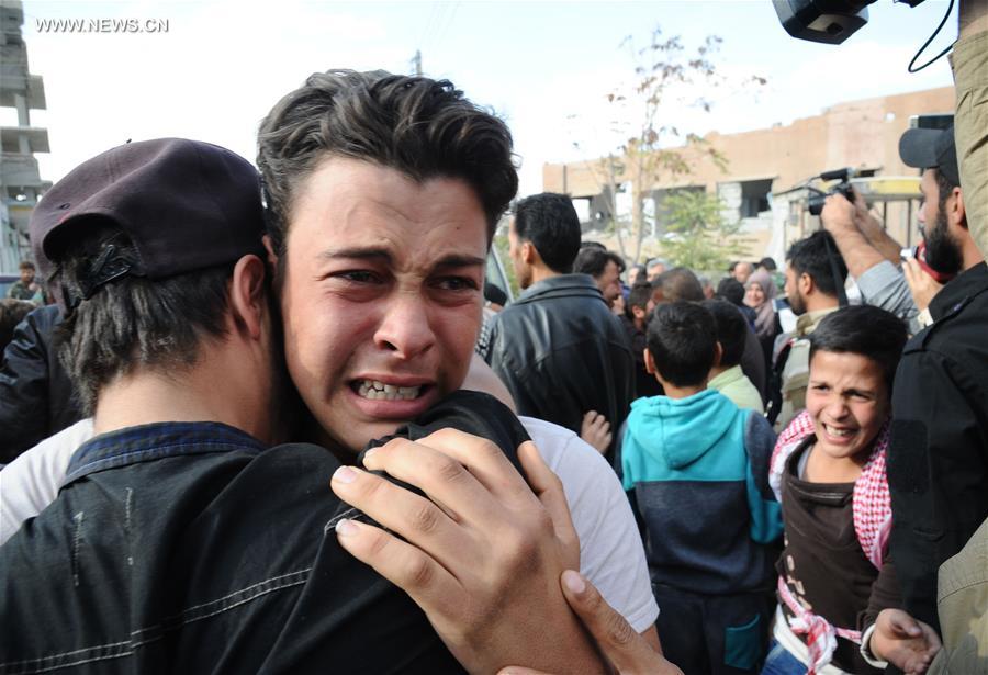 تحقيق إخباري : أهالي المخطوفين لدى داعش يذرفون الدموع فرحا بعودتهم إلى مدينة القريتين