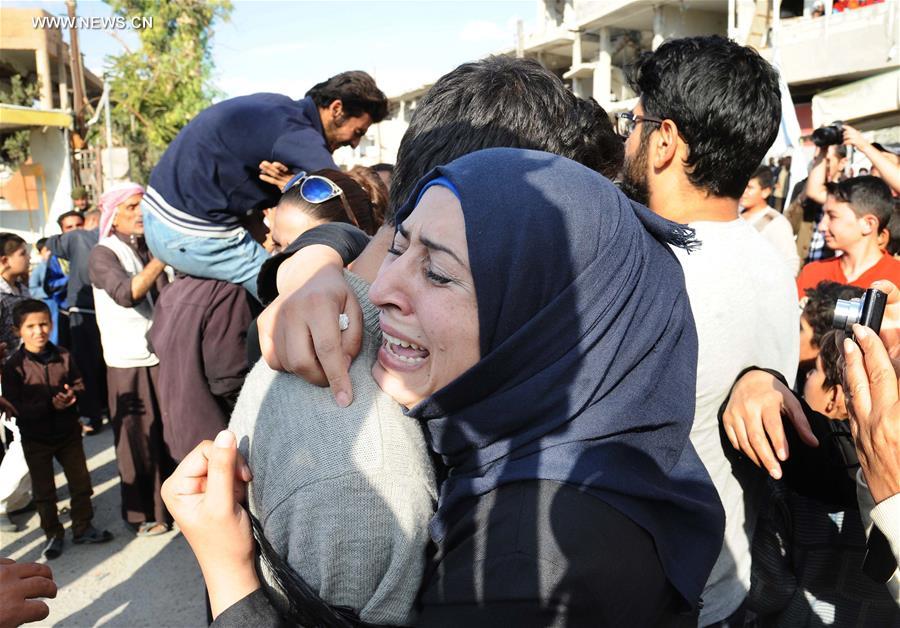 تحقيق إخباري : أهالي المخطوفين لدى داعش يذرفون الدموع فرحا بعودتهم إلى مدينة القريتين