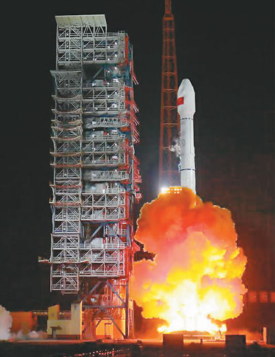 الصين تطلق قمرين صناعيين للملاحة على متن صاروخ حامل واحد