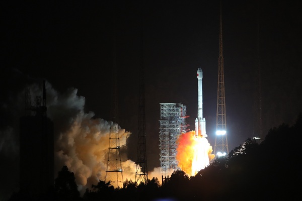 الصين تطلق قمرين صناعيين للملاحة على متن صاروخ حامل واحد