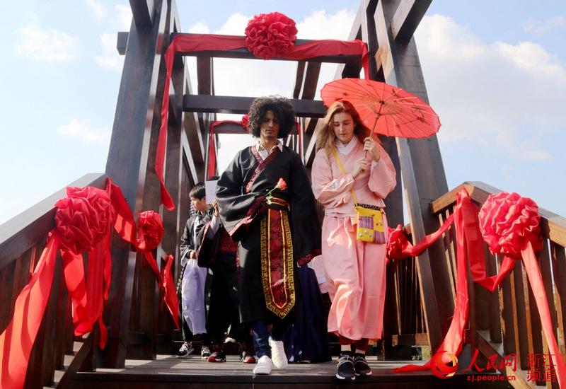 الصور... الطلاب الأجانب يشاركون في نشاط تجربة الثقافة الصينية التقليدية