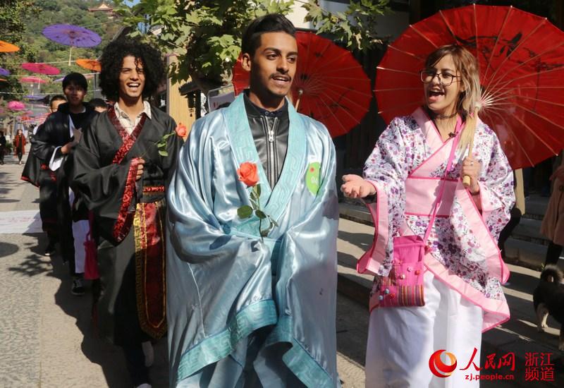 الصور... الطلاب الأجانب يشاركون في نشاط تجربة الثقافة الصينية التقليدية