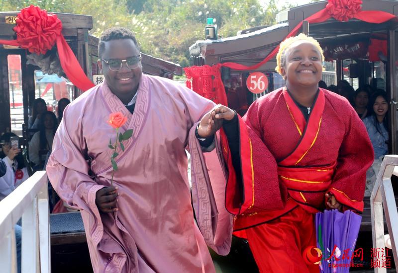 الصور... الطلاب الأجانب يشاركون في نشاط تجربة الثقافة الصينية التقليدية