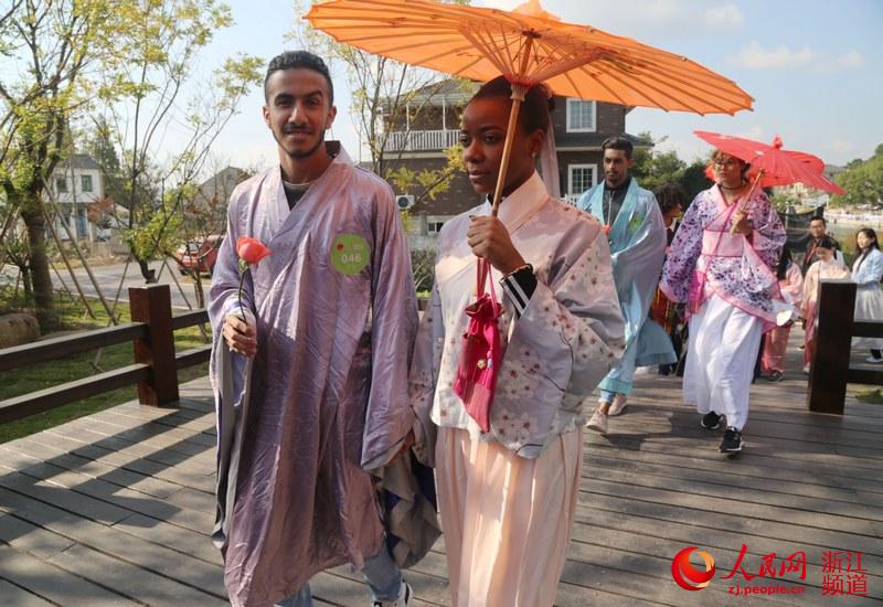 الصور... الطلاب الأجانب يشاركون في نشاط تجربة الثقافة الصينية التقليدية