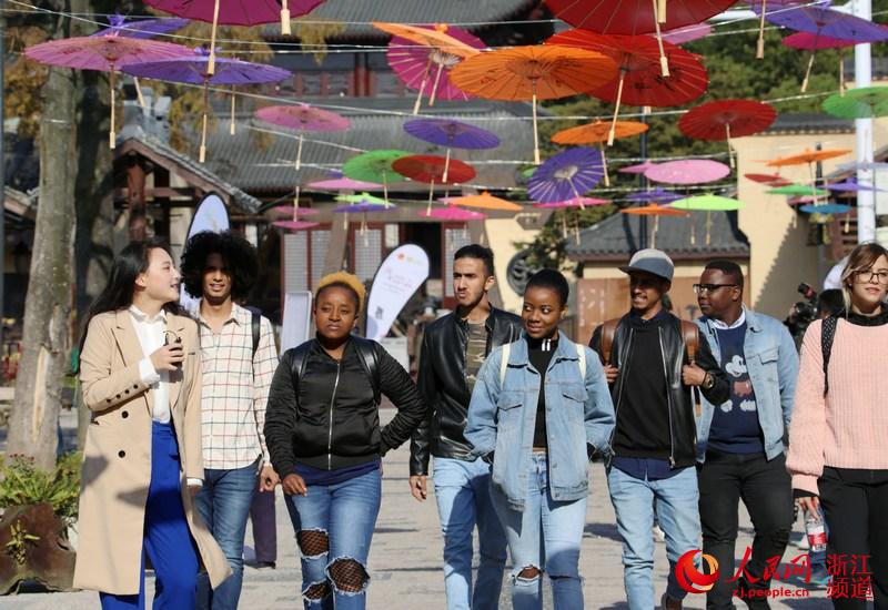 الصور... الطلاب الأجانب يشاركون في نشاط تجربة الثقافة الصينية التقليدية