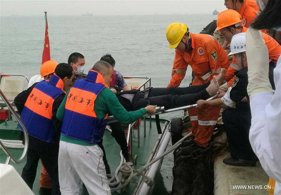 إنقاذ 7 أشخاص واستمرار محاصرة 5 أشخاص فى سفينة غارقة فى جنوب الصين