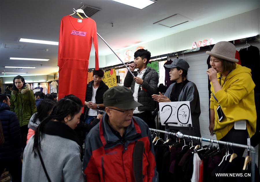 بكين تغلق أخر أسواق بيع الملابس بالجملة