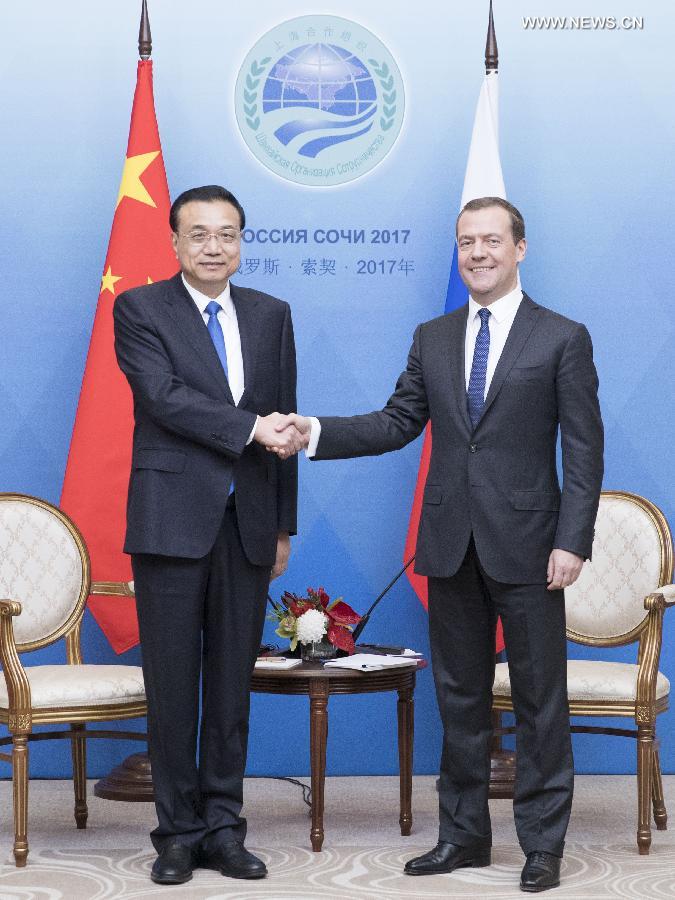 رئيس مجلس الدولة الصيني يتعهد بالارتقاء بالتعاون العملي مع روسيا