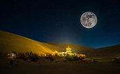صور:"القمر السوبر" في كبد سماء صحراء دونهوانغ