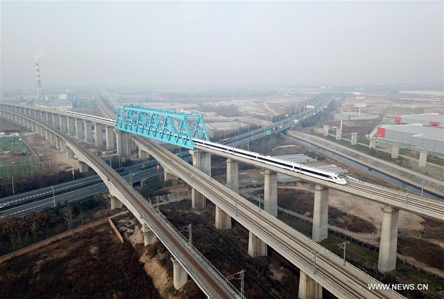 تشغيل خط حديدي فائق السرعة يربط بين مدينتين رئيسيتين غربي الصين