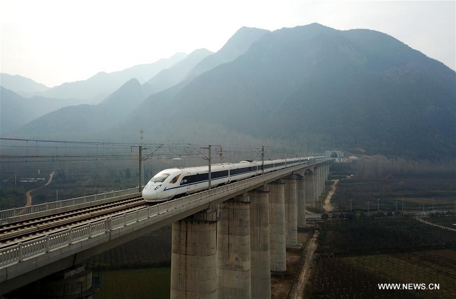 تشغيل خط حديدي فائق السرعة يربط بين مدينتين رئيسيتين غربي الصين