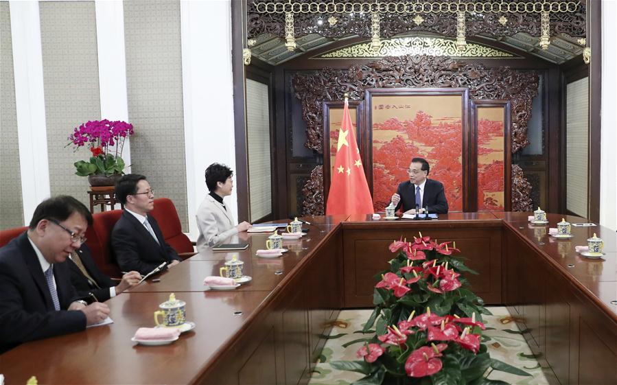 رئيس مجلس الدولة يلتقي الرئيسين التنفيذيين لمنطقتي ماكاو وهونج كونج