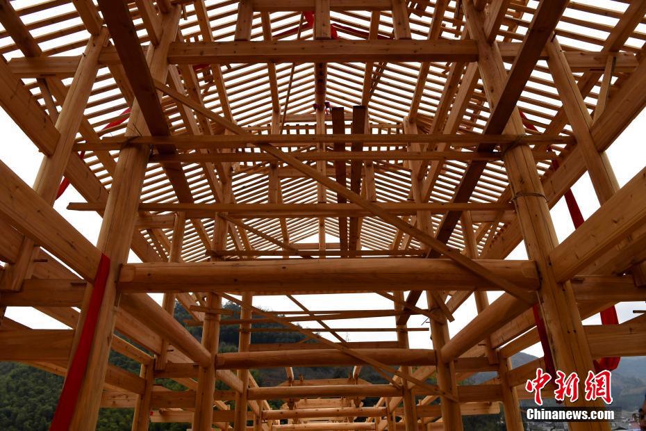 بناء جسر خشبي على الطراز الصيني بأوسع فتحة في العالم بفوجيان