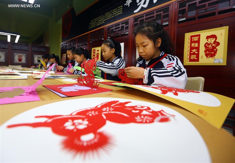 دخول التراث الثقافي غير المادي مدرسة ابتدائية بشمالي الصين
