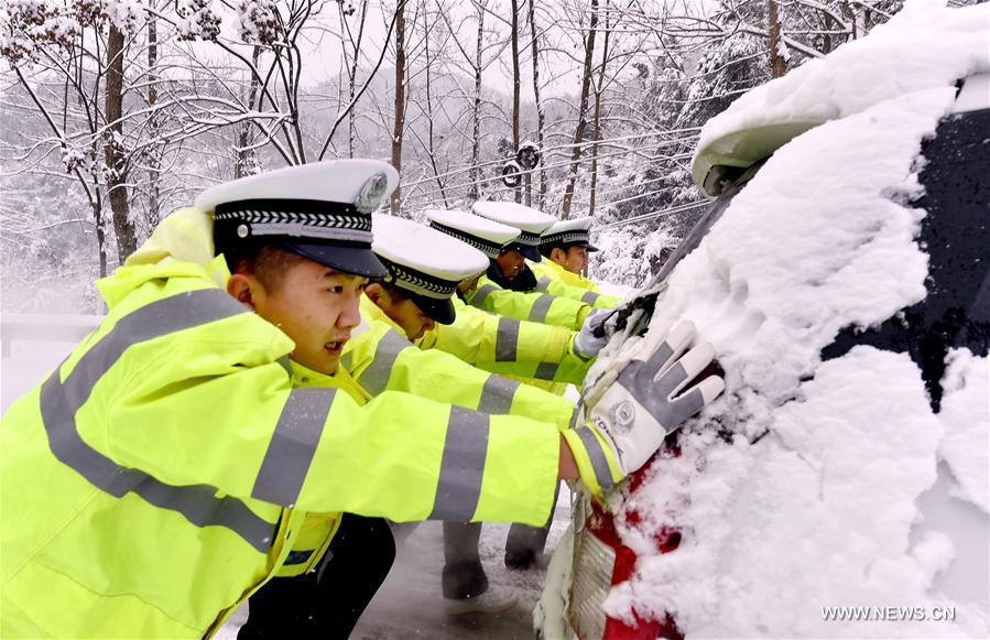 الثلوج الكثيفة تربك حركة المرور وتغلق مواقع سياحية بشرق الصين