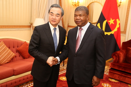 وزير الخارجية: الصين تأمل في الارتقاء بالعلاقات مع أنغولا إلى مرحلة جديدة