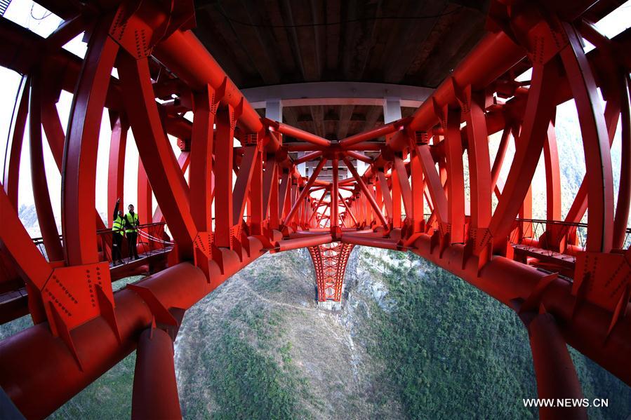 الفحص الأمني لجسر فولاذي عملاق في وسط الصين
