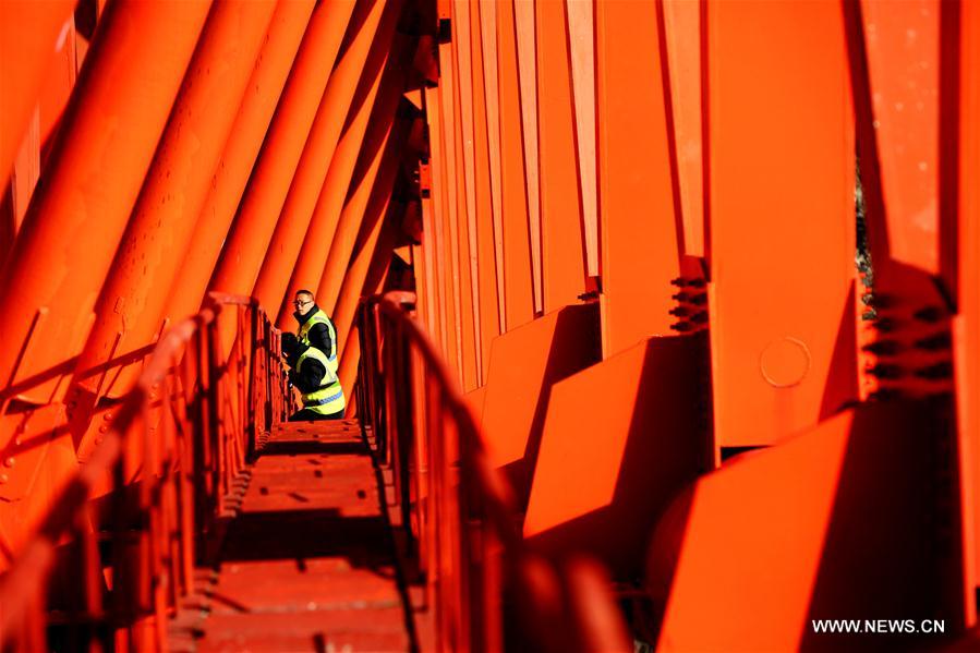 الفحص الأمني لجسر فولاذي عملاق في وسط الصين