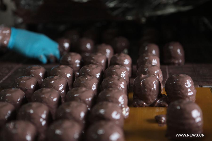 فلسطينيون يصنعون حلوى 