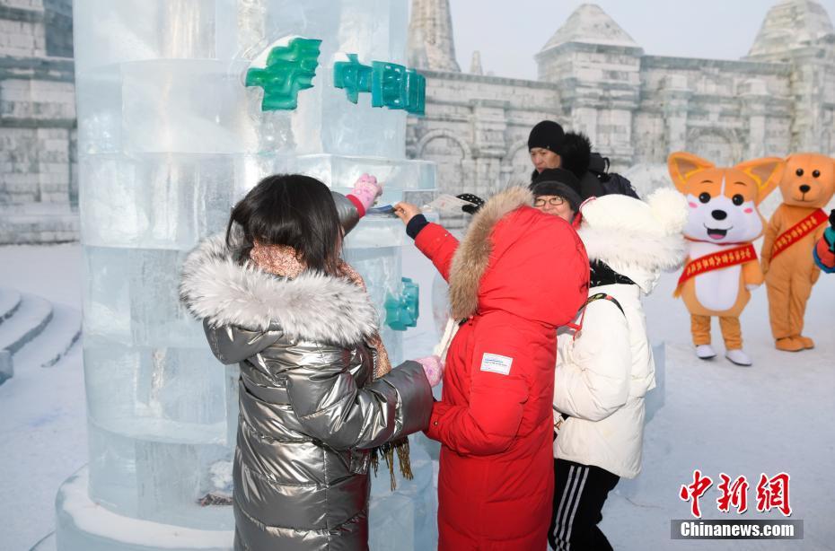 أكبر صندوق بريد جليدي في العالم يرسل بطاقات تهنئة إلى 65 دولة 
