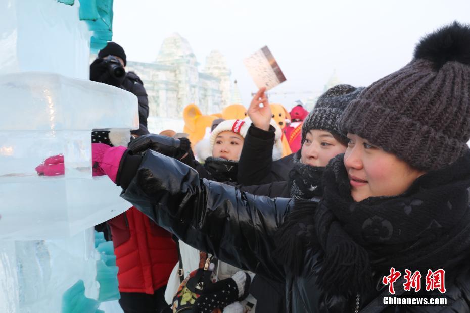 أكبر صندوق بريد جليدي في العالم يرسل بطاقات تهنئة إلى 65 دولة 