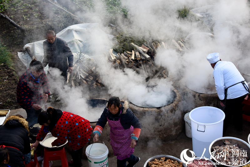 بالصور: رائحة عيد الربيع تفوح في قرية جبلية بمقاطعة خنان