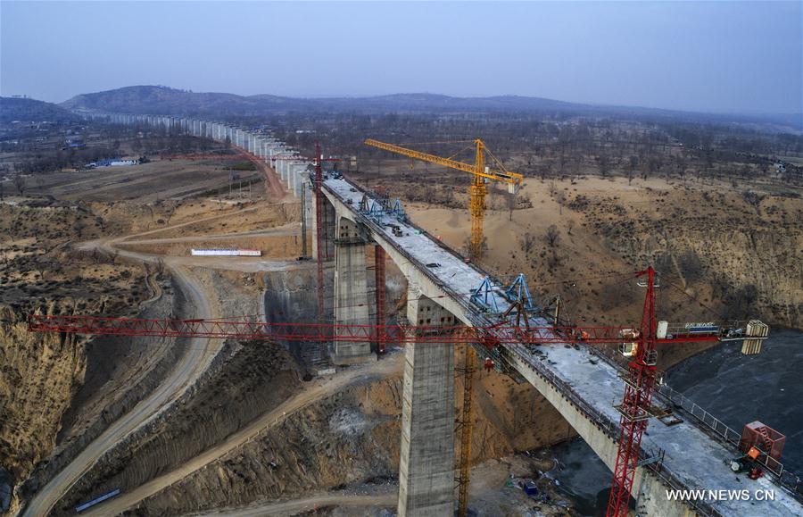 الصين تشغل أول حفارة أنفاق ضخمة على شكل حدوة فرس بالعالم في مشروع للسكك الحديدية