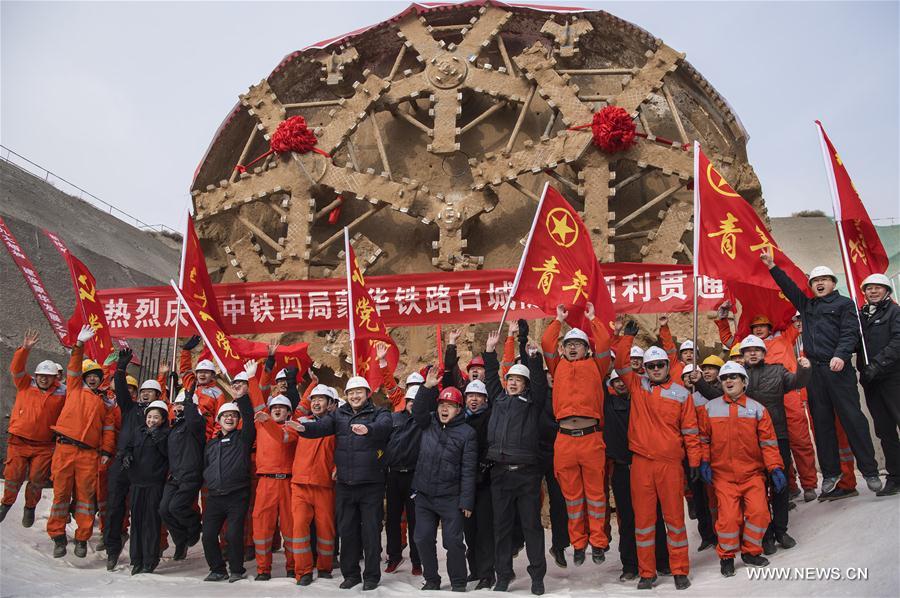 الصين تشغل أول حفارة أنفاق ضخمة على شكل حدوة فرس بالعالم في مشروع للسكك الحديدية