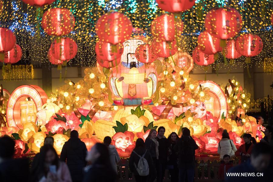 مهرجان الفوانيس قبيل عيد الربيع التقليدي الصيني في ماكاو