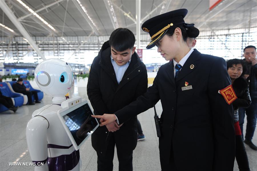 روبوت يقدم خدمات أثناء موسم النقل الربيعي في مدينة شرقي الصين
