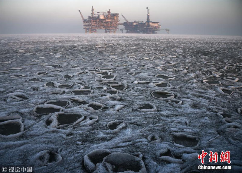 العمال يكافحون الجليد لضمان سلاسة إنتاج النفط في شمال شرقي الصين