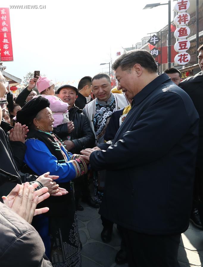 الرئيس الصيني يزور محافظة ونتشوان التي دمرها زلزال في 2008 ويضع زهورا للضحايا