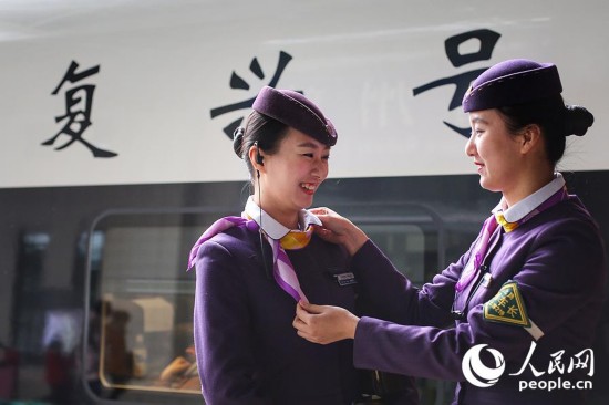 قصة سفر خلال عيد الربيع: مضيفتان توأم  في قطار فوشينغ