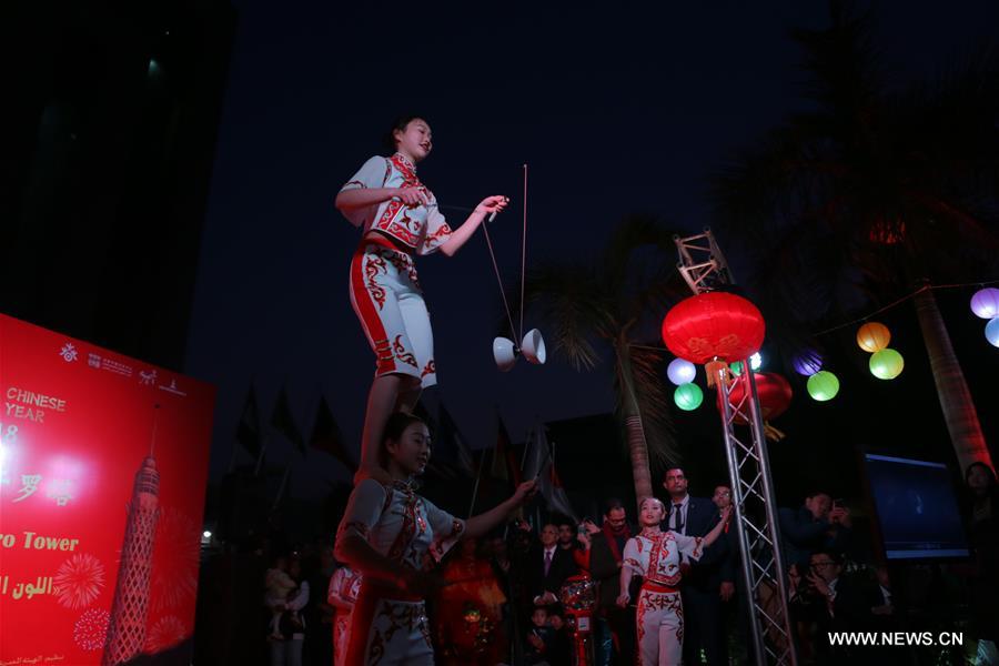 إضاءة برج القاهرة باللون الأحمر احتفالا بعيد الربيع الصيني