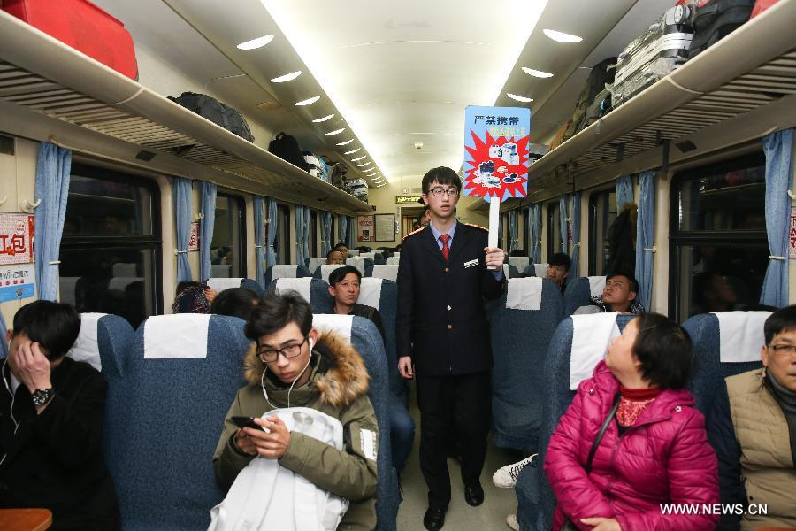 السكك الحديدية الصينية تنقل المزيد من الركاب خلال عطلة عيد الربيع