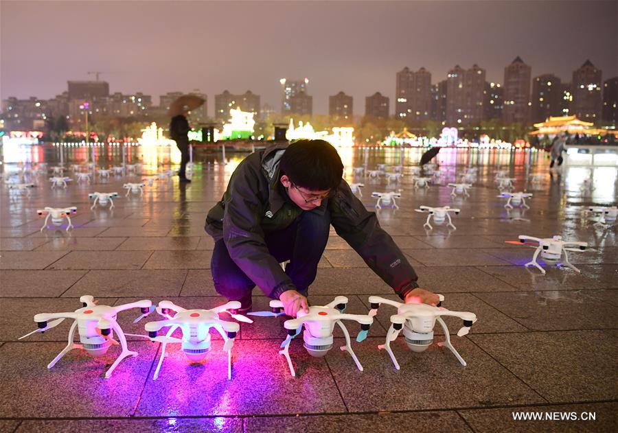 عرض ضوئي لطائرات دون طيار في شمال غربي الصين