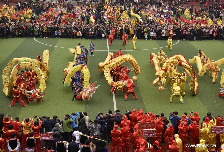 مهرجان رقصة التنين في جنوب غربي الصين