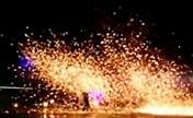 فيديو: "شرارات الحديد" المذهلة تضيء السماء في مهرجان عيد الربيع الصيني