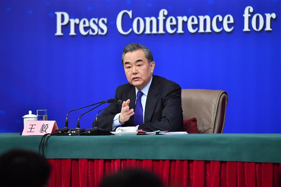 وزير الخارجية الصيني يجيب عن أسئلة الصحفيين الصينيين والأجانب