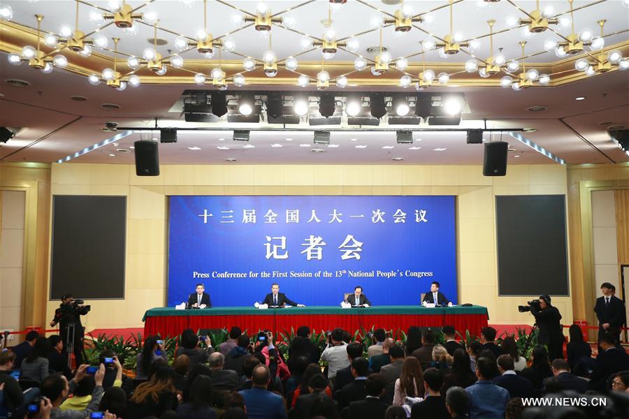 وزير الخارجية الصيني يجيب عن أسئلة الصحفيين الصينيين والأجانب