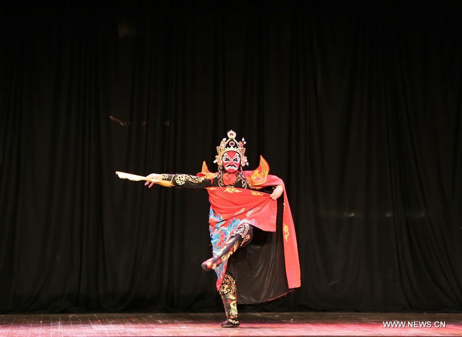 عرض للفنون الشعبية الصينية التقليدية بالكويت يحظى باعجاب الجمهور