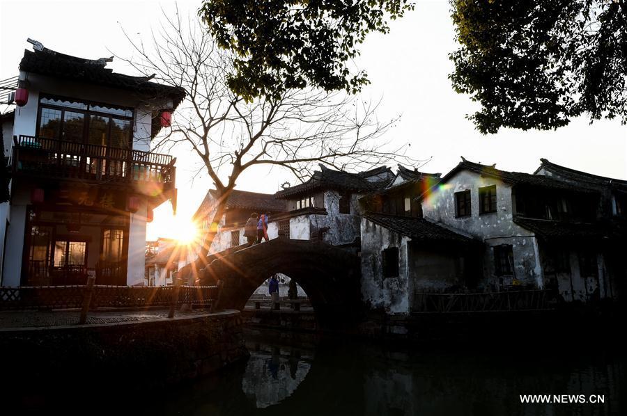صور: بلدة تشوتشوانغ المائية وجهة جاذبة للسياح مع ارتفاع  درجات الحرارة