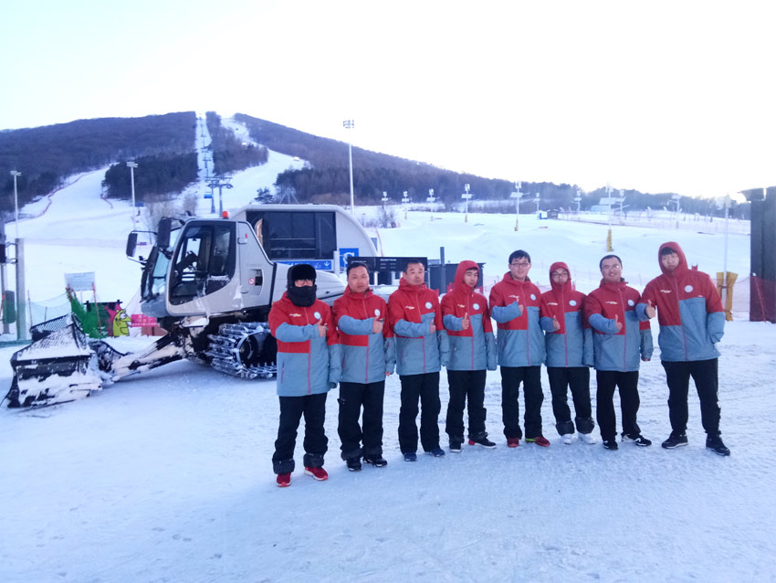 قرويون في يان تشينغ يتخلون عن الفلاحة ويكونون فريقا للتزلج