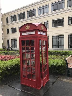 كشك الهاتف العام يتحول إلى غرفة مطالعة في شنغهاي