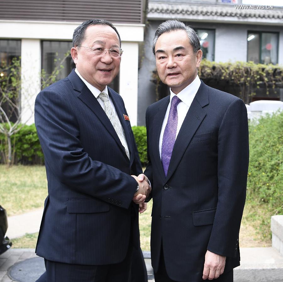 وزير الخارجية الصيني يلتقي وزير خارجية كوريا الديمقراطية في بكين