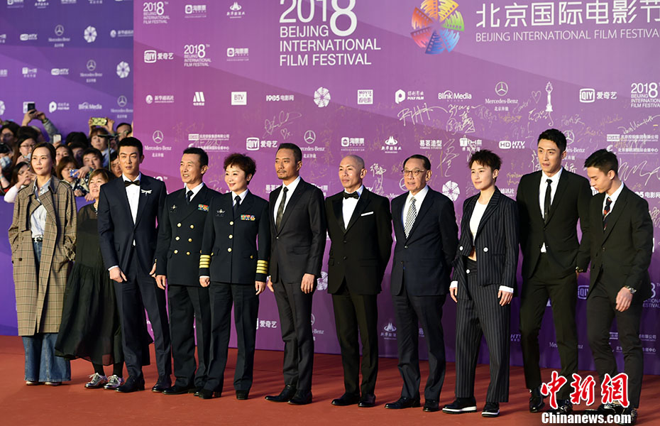 بالصور: النجوم يتألقون على السجادة الحمراء في مهرجان بكين السينمائي