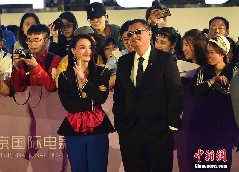 بالصور: النجوم يتألقون على السجادة الحمراء في مهرجان بكين السينمائي