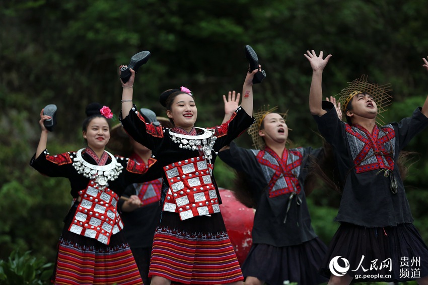 بالصور: مقاطعة قويتشو تنظم مهرجان أغاني الحب لقومية مياو