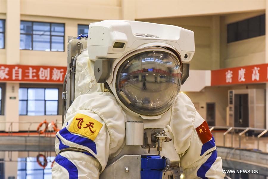 الصين تكشف النقاب عن بدلة التدريب لرواد الفضاء تحت الماء